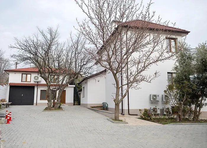 Private With 5bd, Pool & Stunning Sea Views By Flat Mаnаger فيلة